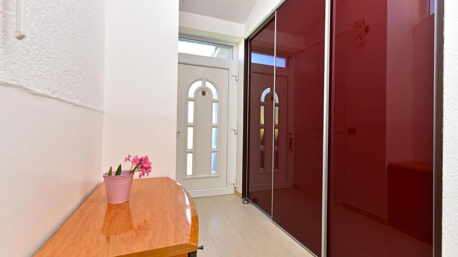 Apartment 2395 Peroj