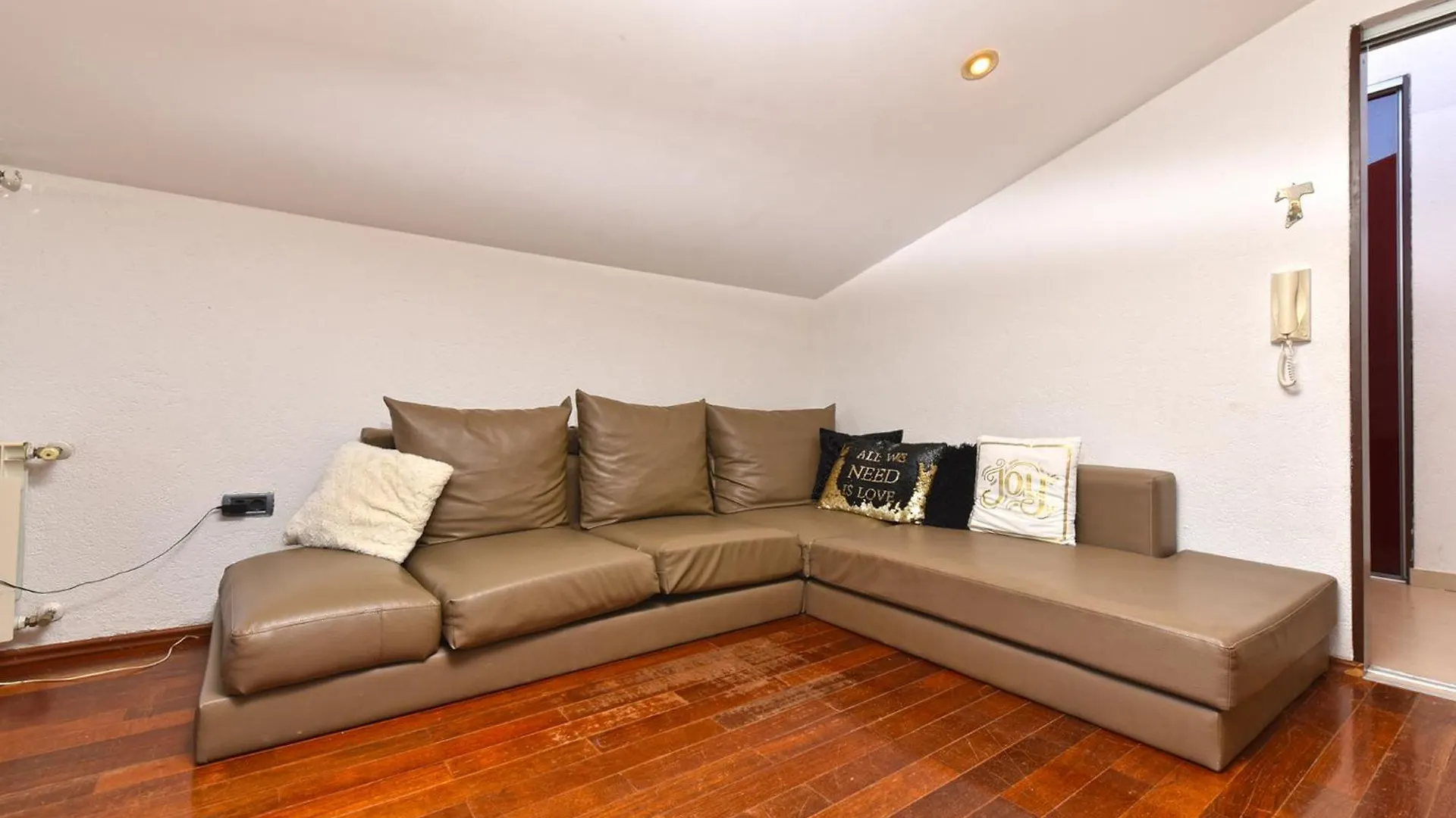 Apartment 2395 Peroj