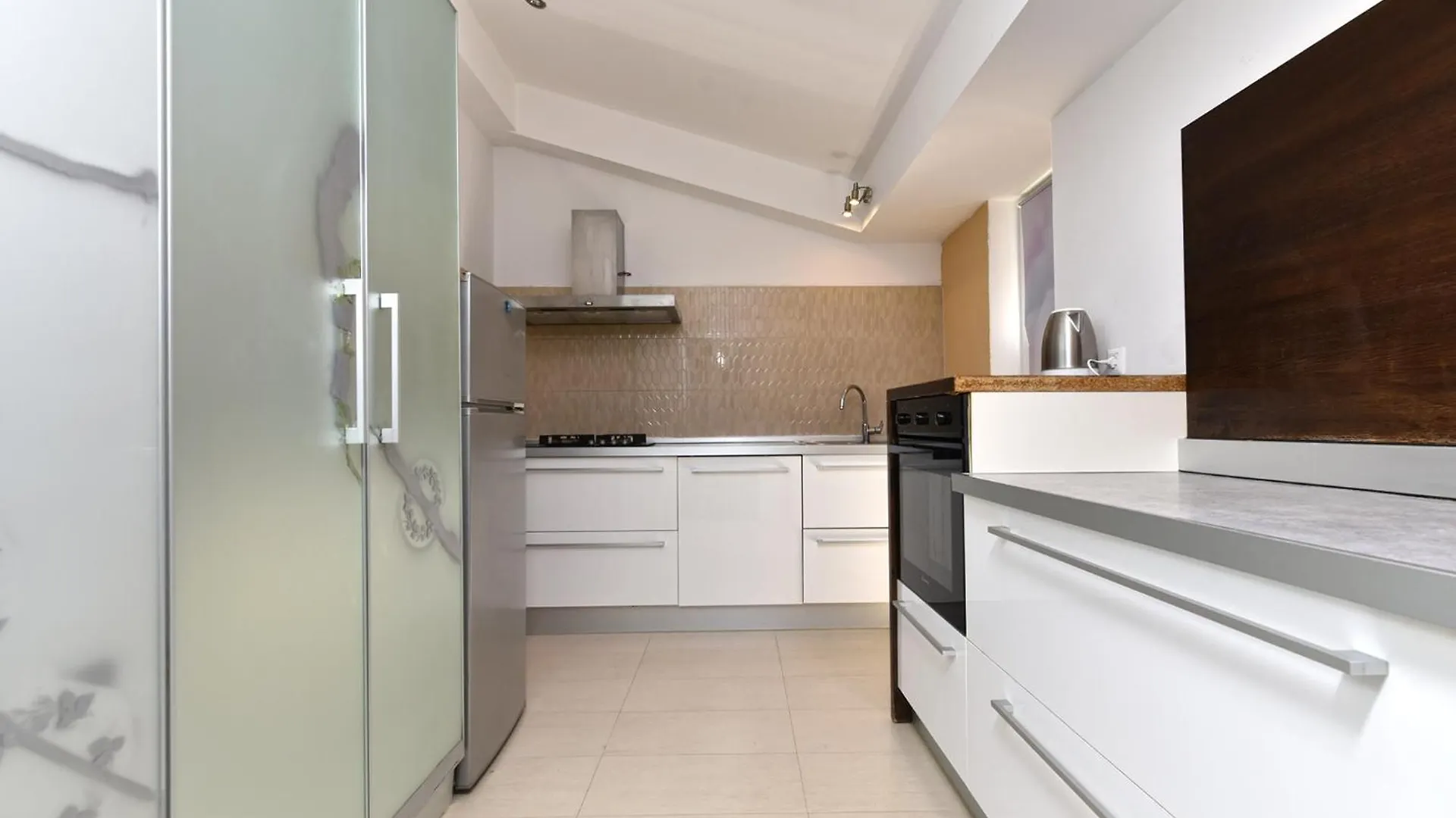 Apartment 2395 Peroj