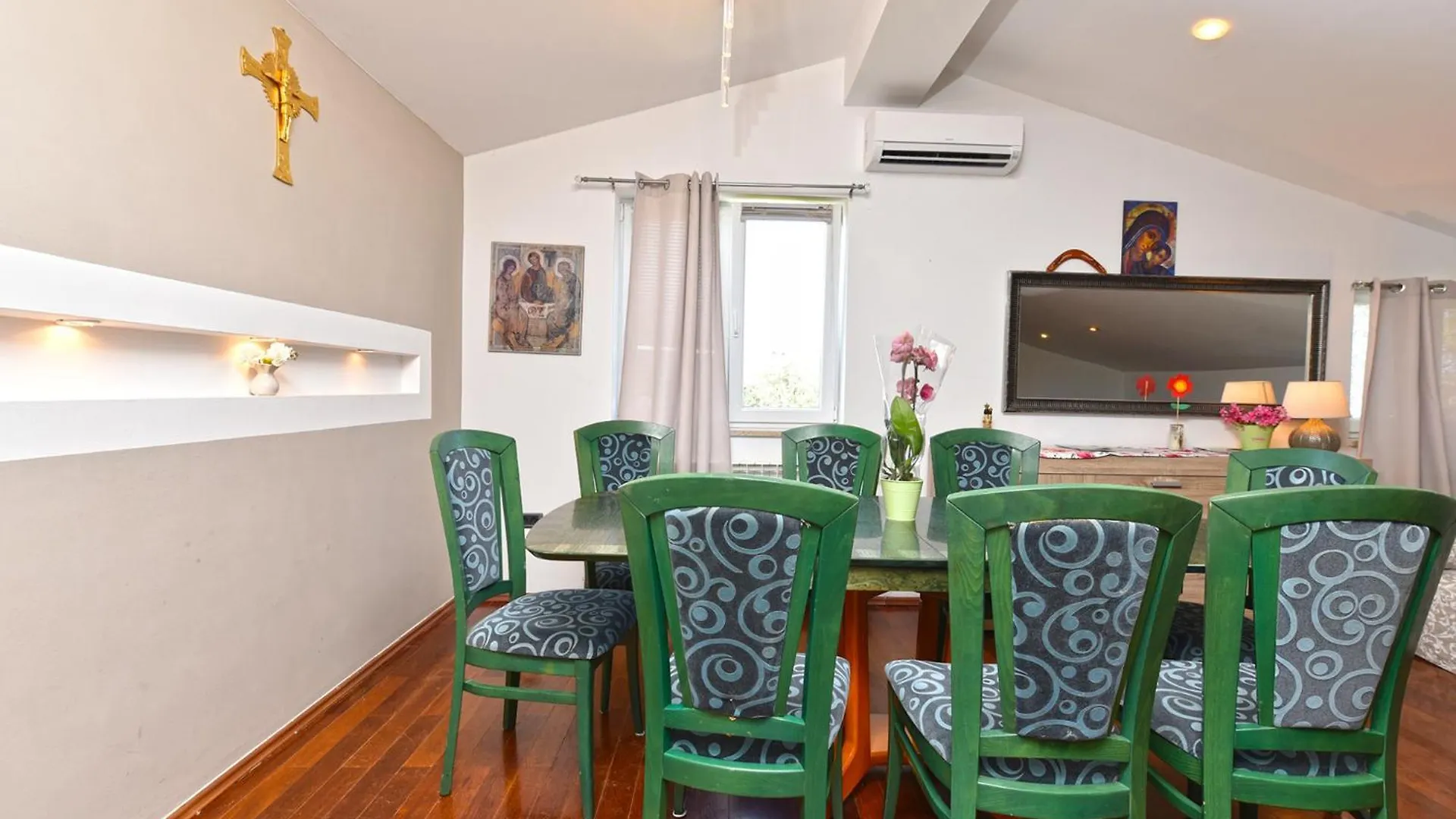 Apartment 2395 Peroj